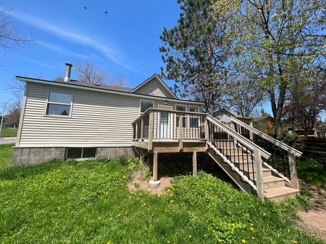 Building Photo - AVAILABLE JUNE - 3 Bed 1 Bath w/ Great View