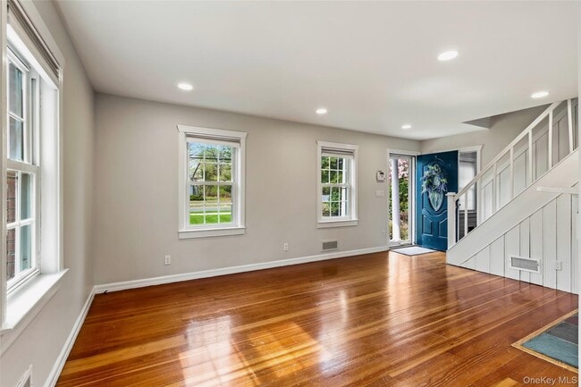 Building Photo - 373 Great River Rd