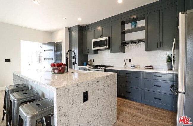 Building Photo - 1253 S Plymouth Blvd