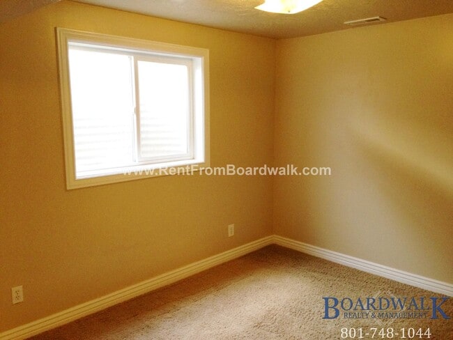 Building Photo - Great 5 Bed Now Available in Riverton