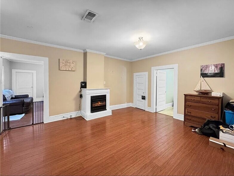 Building Photo - 521 10th Ave