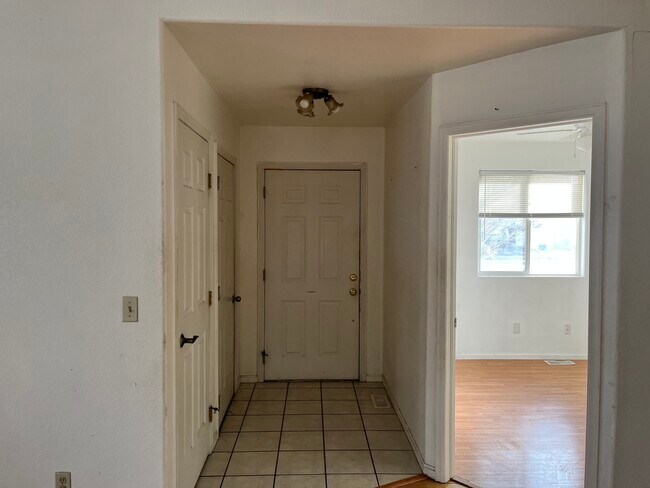 Building Photo - 517 Broadview Dr