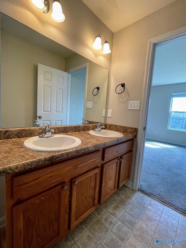 Building Photo - 3412 Castlecreek Dr SW