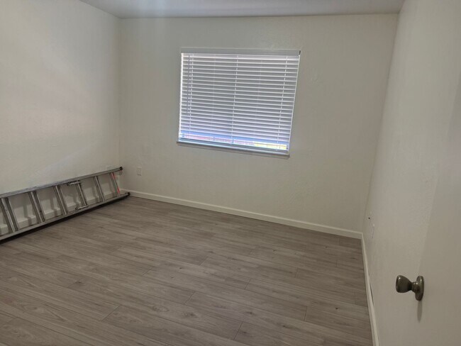 Building Photo - FT125-#4-HB 1X