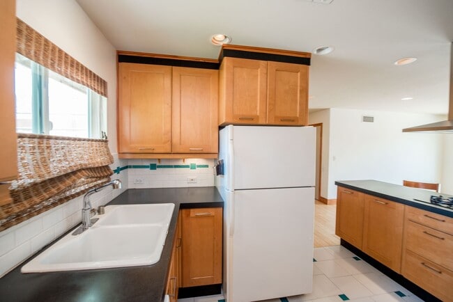 Building Photo - 3 Bedroom Single Family Home in the Brea-O...