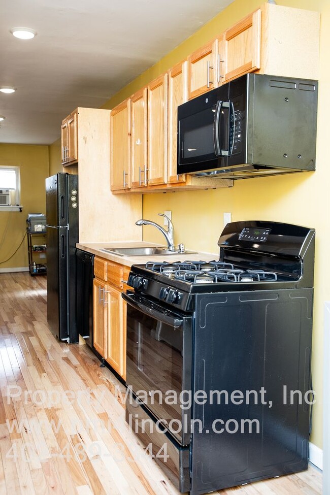 Building Photo - Remodeled, Furnished 1 Bedroom Apartment A...