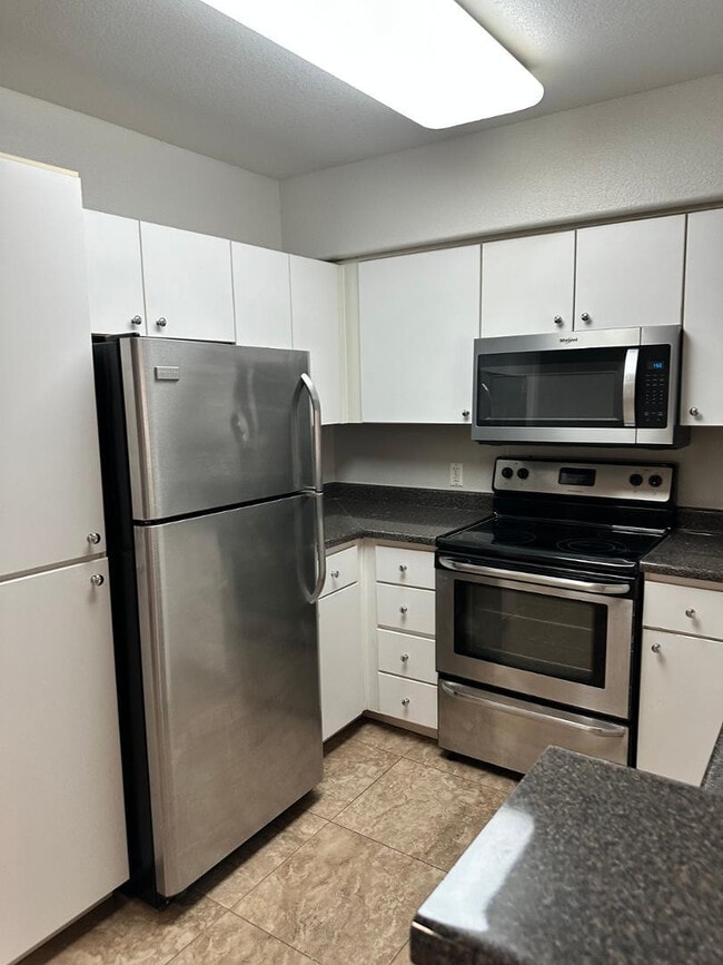 Building Photo - 1295 N Ash St