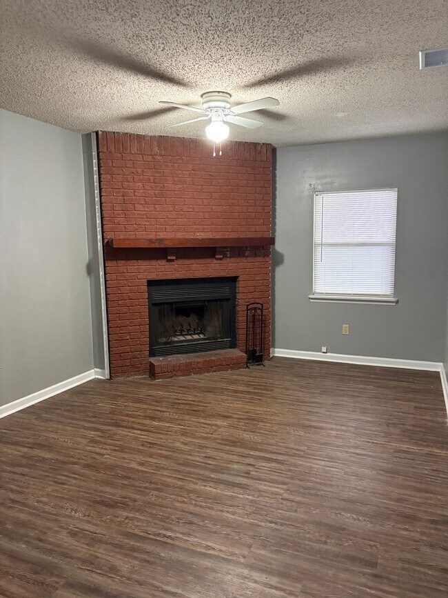 Building Photo - Large 2BED/2BA Townhome