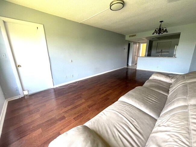 Building Photo - 1101 Crystal Lake Dr