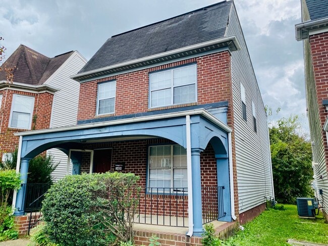 Building Photo - Adorable 3 bdrm/1.5 bath Home Located Clos...