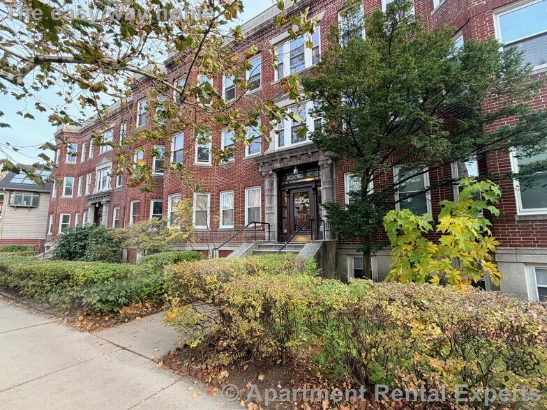 Building Photo - 72 Kirkland St