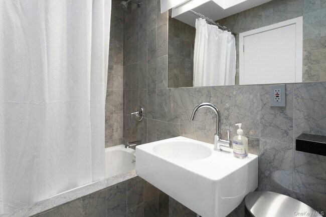 Building Photo - 16 Old Wagon Rd