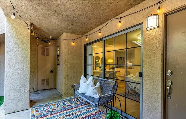 Building Photo - 1062 Calle Del Cerro