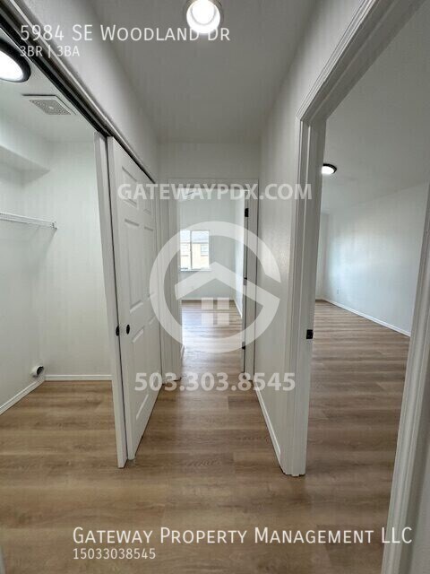 Building Photo - 5984 SE Woodland Dr