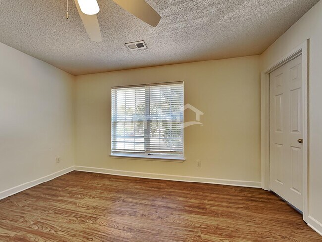 Building Photo - 4945 Hopewood Ln