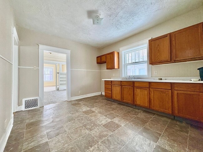 Building Photo - 1318 Lincoln Way East