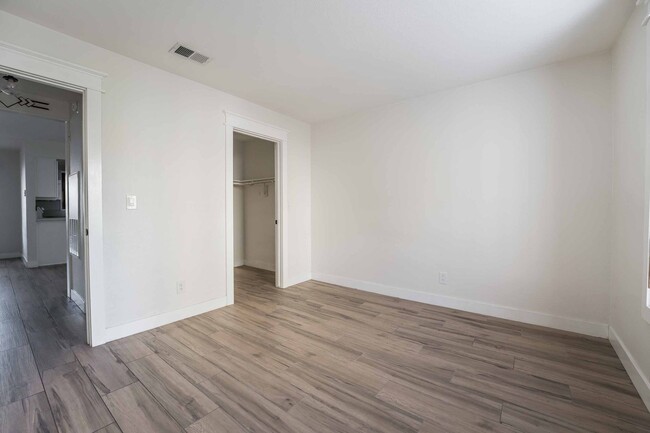 Building Photo - BEAUTIFUL 1 BEDROOM CONDO ON THE FIRST FLOOR!