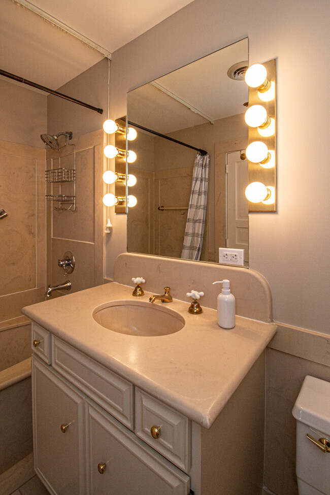 2nd BR bathroom w/tub & shower - 1400 Willow Ave