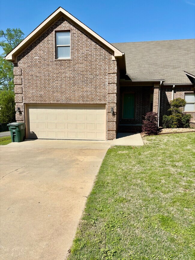 Building Photo - 2030 Nichols Rd