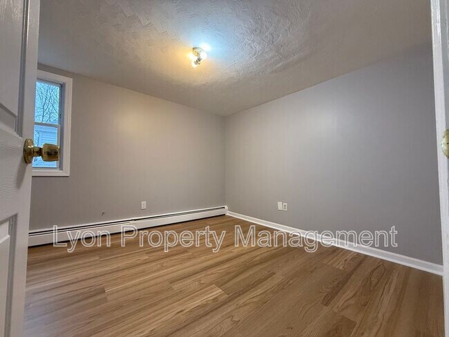 Building Photo - 26 Carlton St