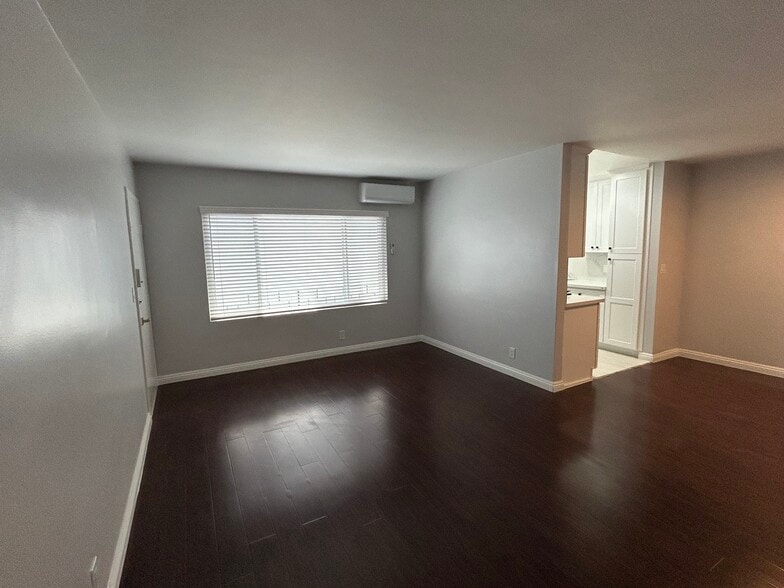 Living Room - 325 S Doheny Dr