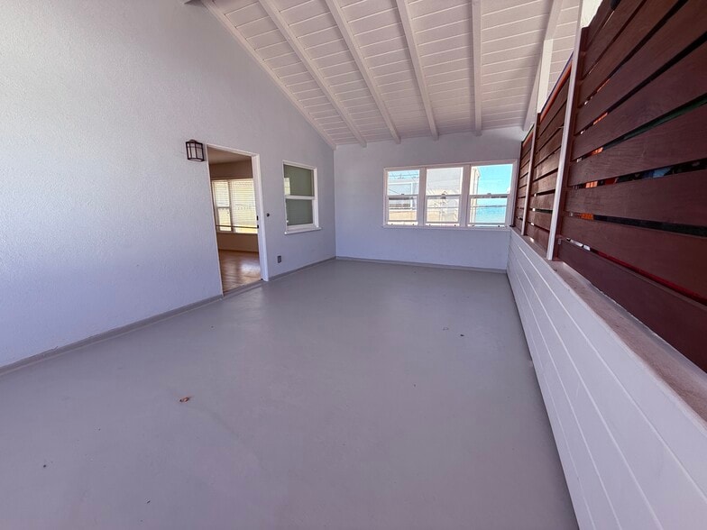 Oversized covered private patio with ocean view - 811 S Catalina Ave