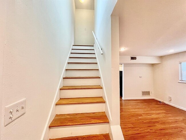 Building Photo - 608 Franklin Blvd