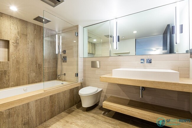 Building Photo - SoMa: Luxuriously Remodeled Conversion Liv...