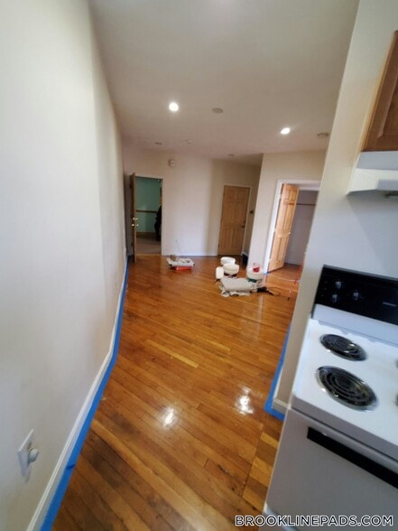 Building Photo - 352 Riverway