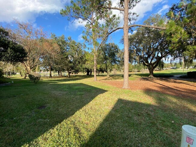 Building Photo - Spectacular ANNUAL LEASE, Fully Furnished ...