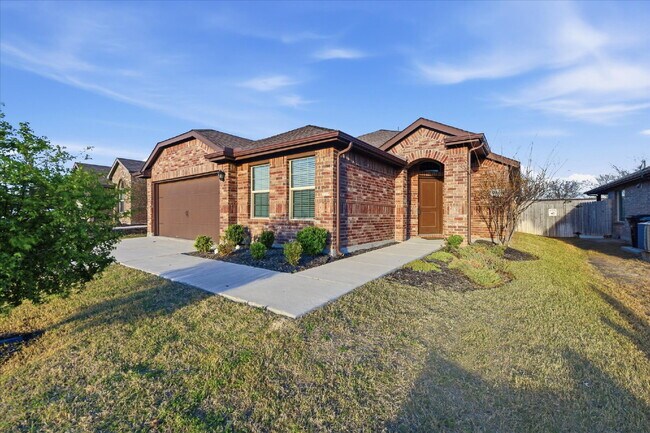 Building Photo - "Spacious 5-Bedroom Oasis in Fort Worth with 2 Full Baths and 2075 Sq Ft of Comfort!" Section 8 W...
