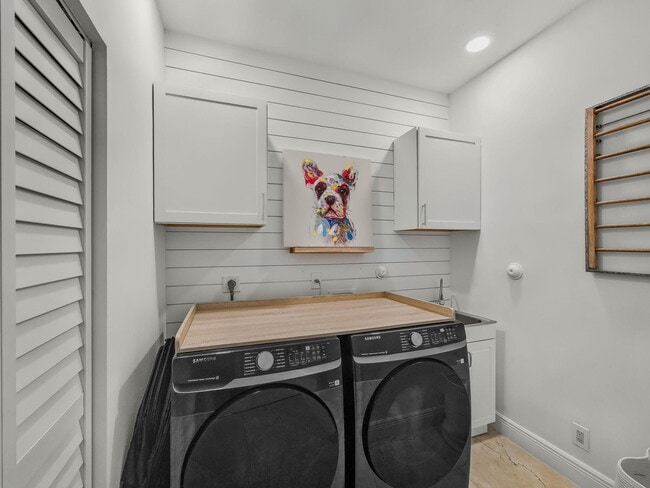 Building Photo - 6017 Newport Village Way