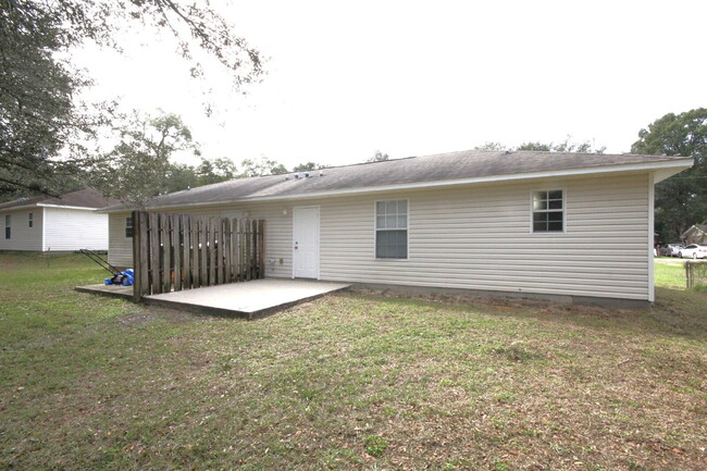 Building Photo - Northeast Pensacola 2BR – Perfect Location...