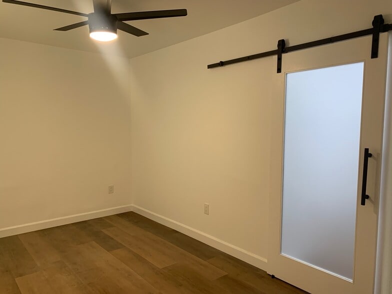 Building Photo - 1227 E 7th St