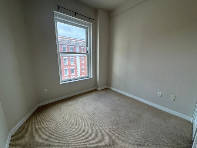 Building Photo - Modern 1-Bedroom Condo in the historic Gar...