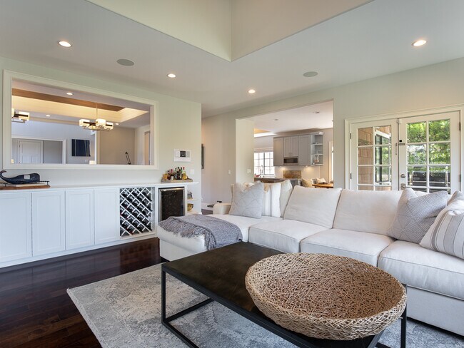 Building Photo - Exquisite Tree Section Home