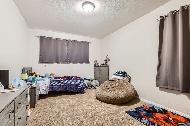 Building Photo - 5 Bedrooms and 3+ Living Spaces!