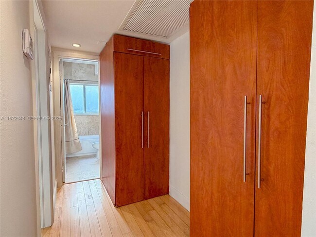 Building Photo - 10101 W Bay Harbor Dr