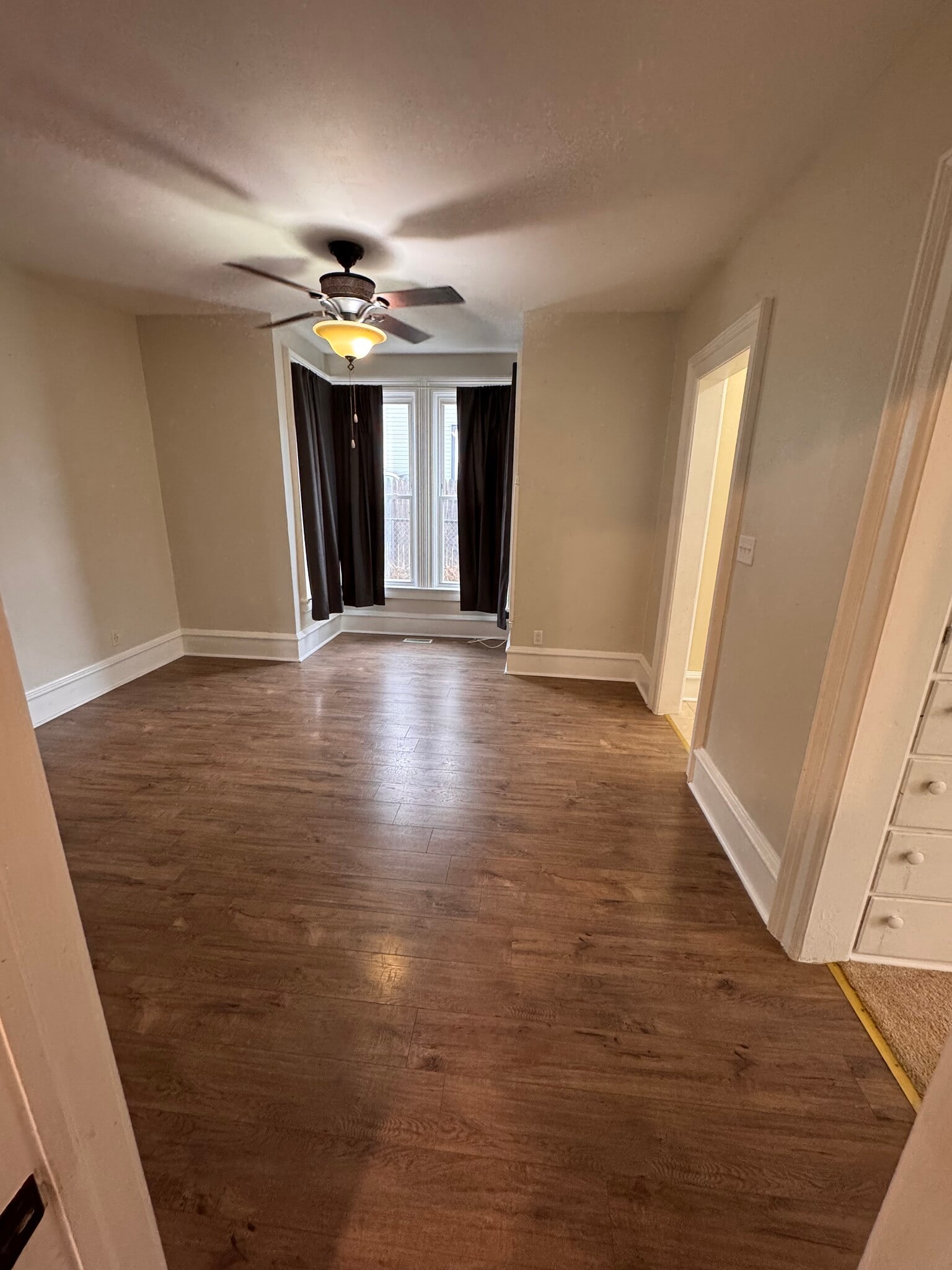 Living Room - 709 E Centerway