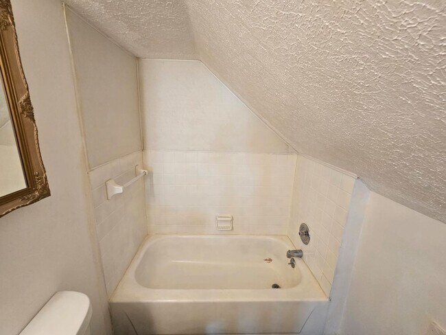 Building Photo - Spacious 3-Bedroom, 2-Bath South Euclid Home!
