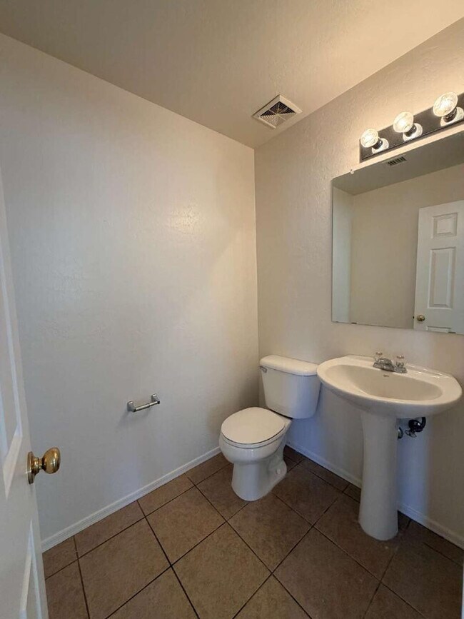 Building Photo - 2344 E Meadow Creek Way