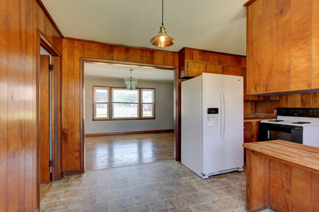 Building Photo - 104 W McReynolds Dr