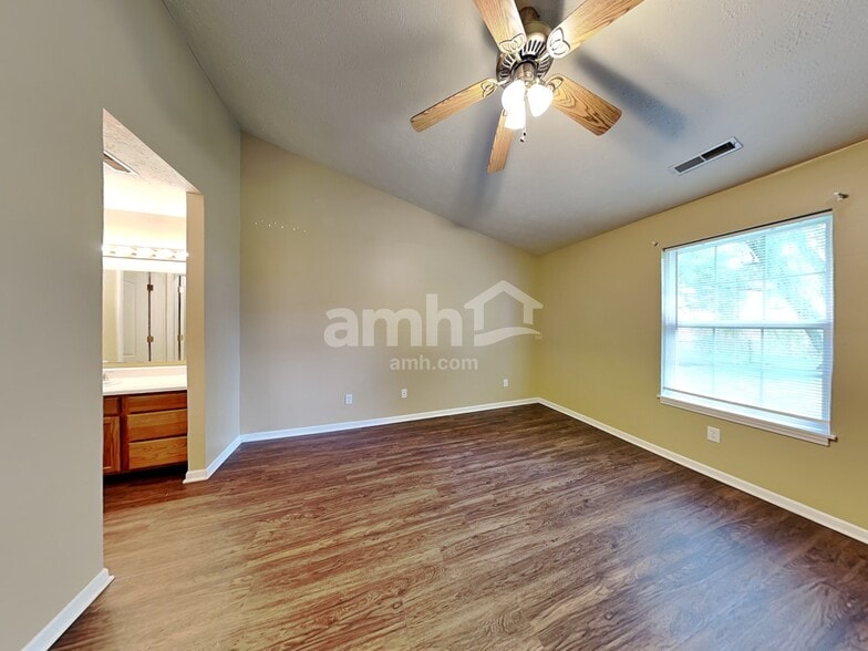 Building Photo - 1460 Persimmon Cir