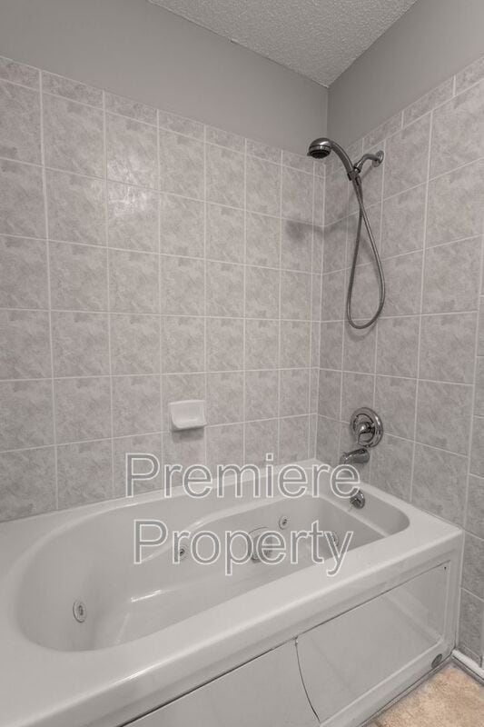 Building Photo - 1011 SW Lorman Dr