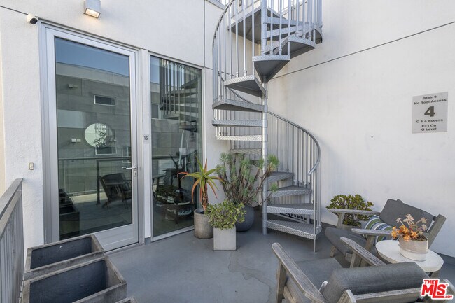 Building Photo - 1345 Havenhurst Dr