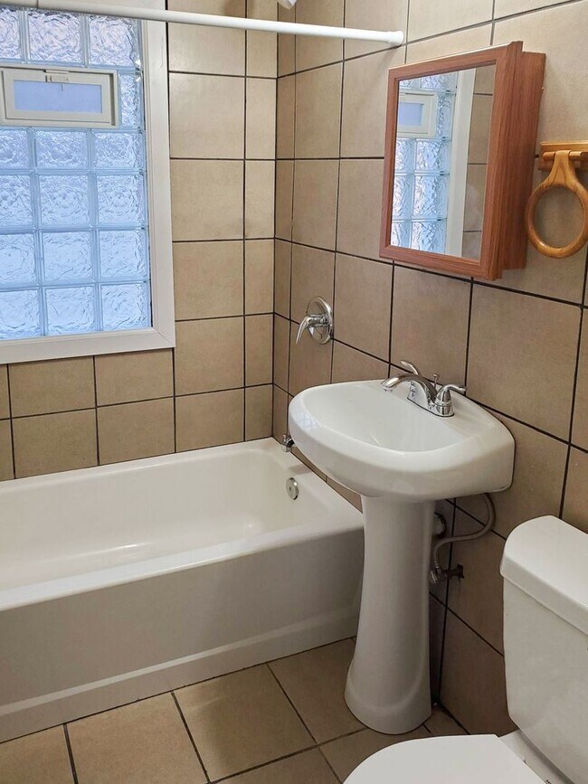 Building Photo - 36th - N 5691- 91A