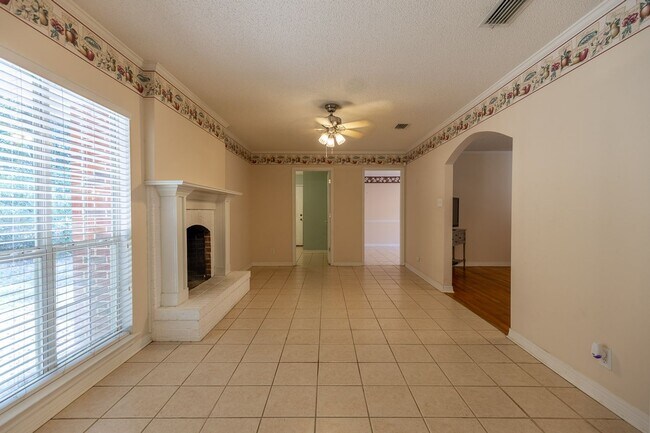 Building Photo - ONE FREE MONTH ON 13 MONTH LEASE!Charming ...