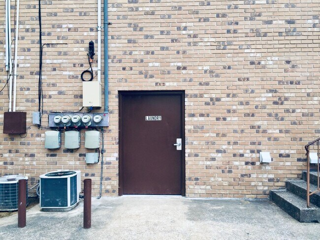 Building Photo - 3340 Pinewood Ave