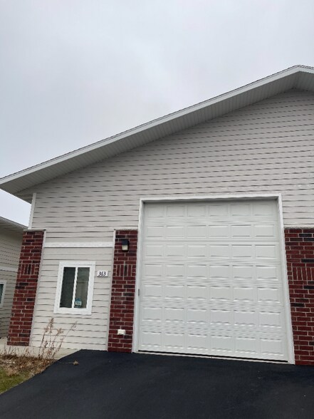 Building Photo - 363 E Oak St