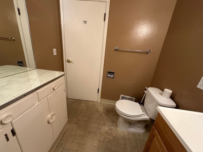 Building Photo - C506-24